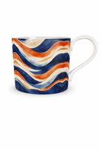 Tasse en céramique design Mbeyla ornée d’un motif ondulé aux nuances de bleu profond, terracotta, sable et ivoire, photographiée sur fond blanc en format vertical, pièce d’art de la table afro-luxe inspirée des ondulations solaires et du design gabonais contemporain.