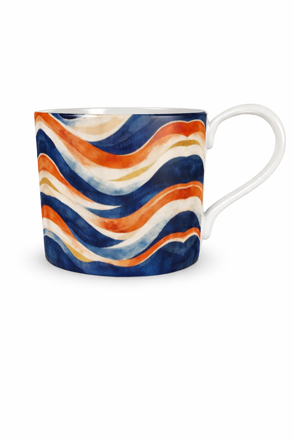 Tasse en céramique design Mbeyla ornée d’un motif ondulé aux nuances de bleu profond, terracotta, sable et ivoire, photographiée sur fond blanc en format vertical, pièce d’art de la table afro-luxe inspirée des ondulations solaires et du design gabonais contemporain.