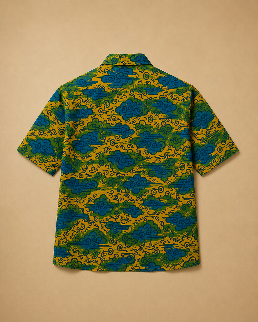 Vue arrière de la chemise homme Élisabeth Akaïa Kaï révélant la continuité du motif artistique exclusif et le tombé élégant de la pièce.