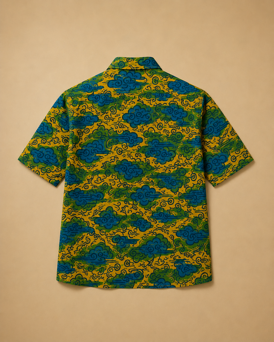 Vue arrière de la chemise homme Élisabeth Akaïa Kaï révélant la continuité du motif artistique exclusif et le tombé élégant de la pièce.