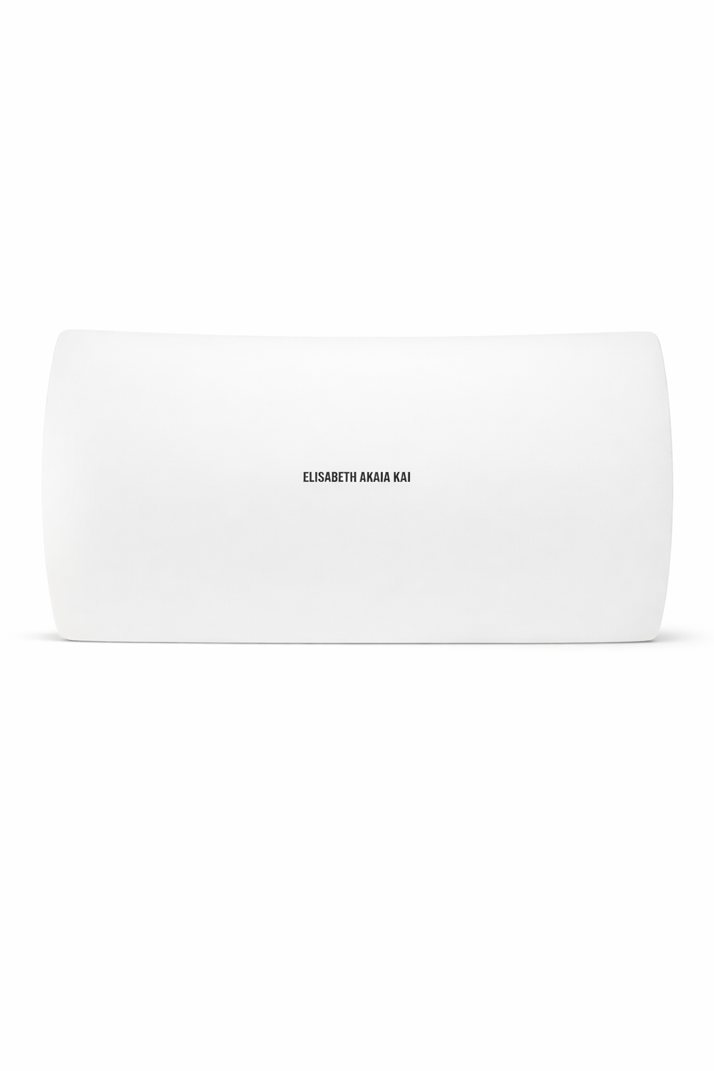 Photographie d’objet du dos d’une assiette rectangulaire courbée Mbeya en céramique blanche, présentée verticalement sur fond blanc, avec le nom de la marque Élisabeth Akaïa Kaï centré au milieu du dos de l’assiette.