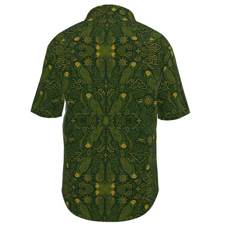 Vue arrière de la chemise M’bani, mettant en valeur la symétrie parfaite du motif doré. Un hommage à la nature, à l’art et à la précision du savoir-faire gabonais.