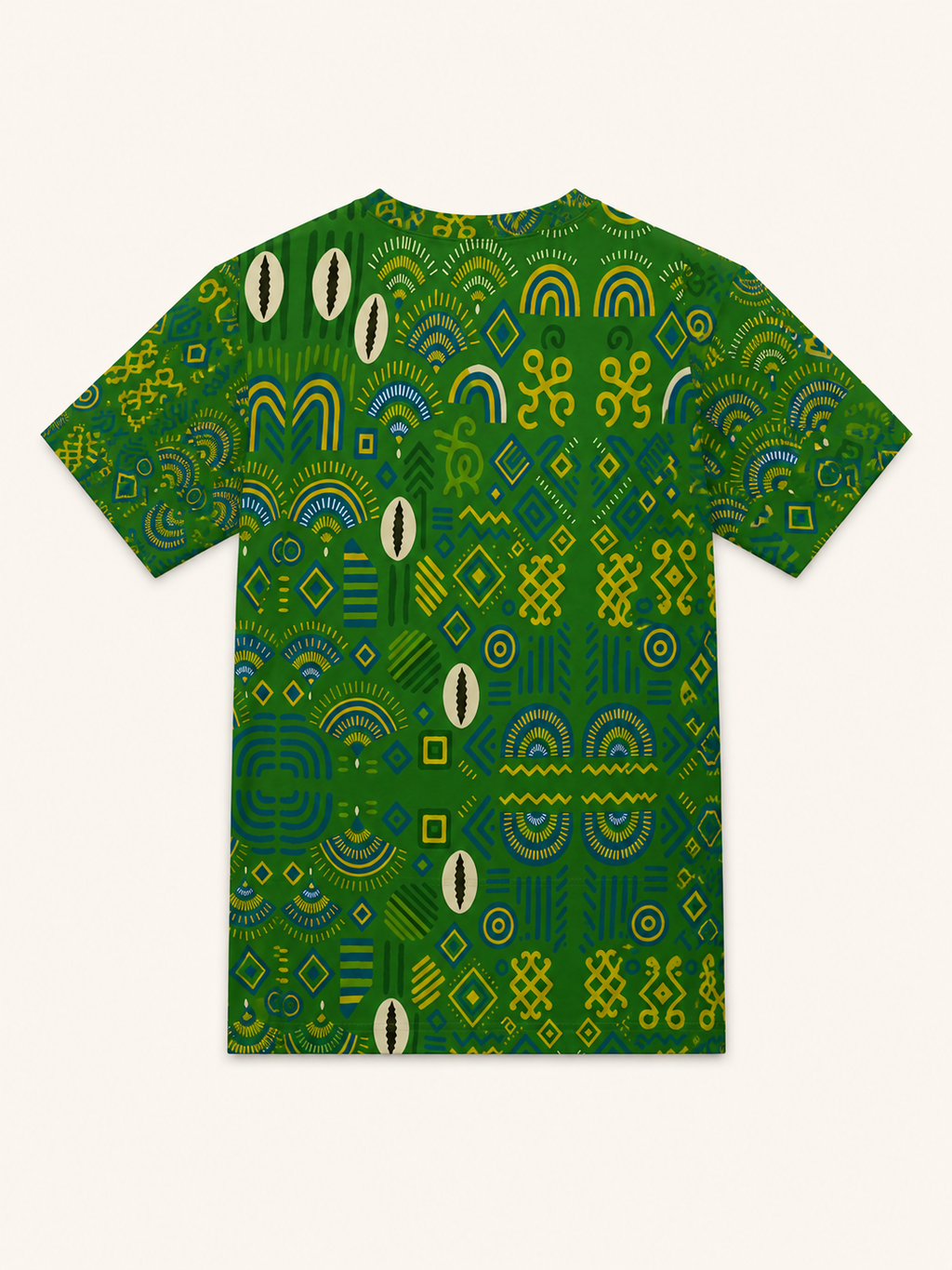 Vue arrière du t-shirt Mwana pour garçon. Un imprimé afro-artistique exclusif qui prolonge l'histoire du vêtement sur l'ensemble de la silhouette.