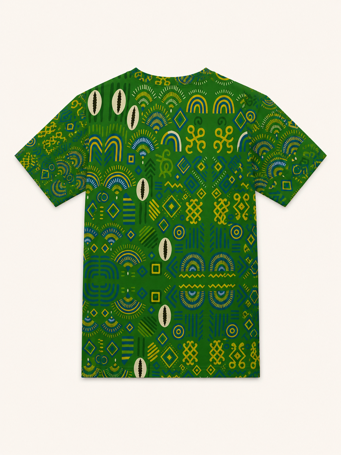Vue arrière du t-shirt Mwana pour garçon. Un imprimé afro-artistique exclusif qui prolonge l'histoire du vêtement sur l'ensemble de la silhouette.