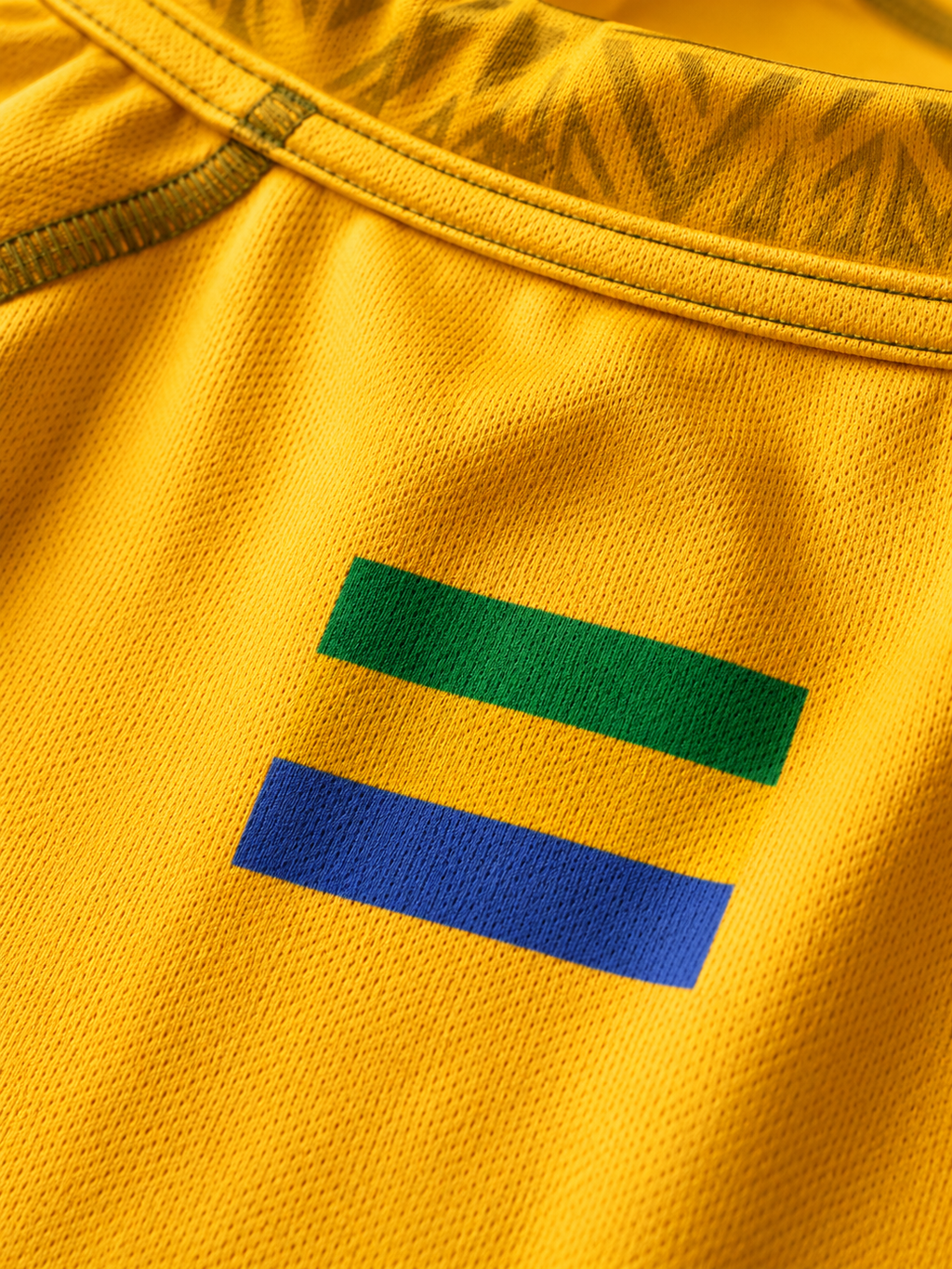 Symbole d'appartenance et de fierté, le drapeau du Gabon vient signer cette création exclusive pensée comme une œuvre textile contemporaine.