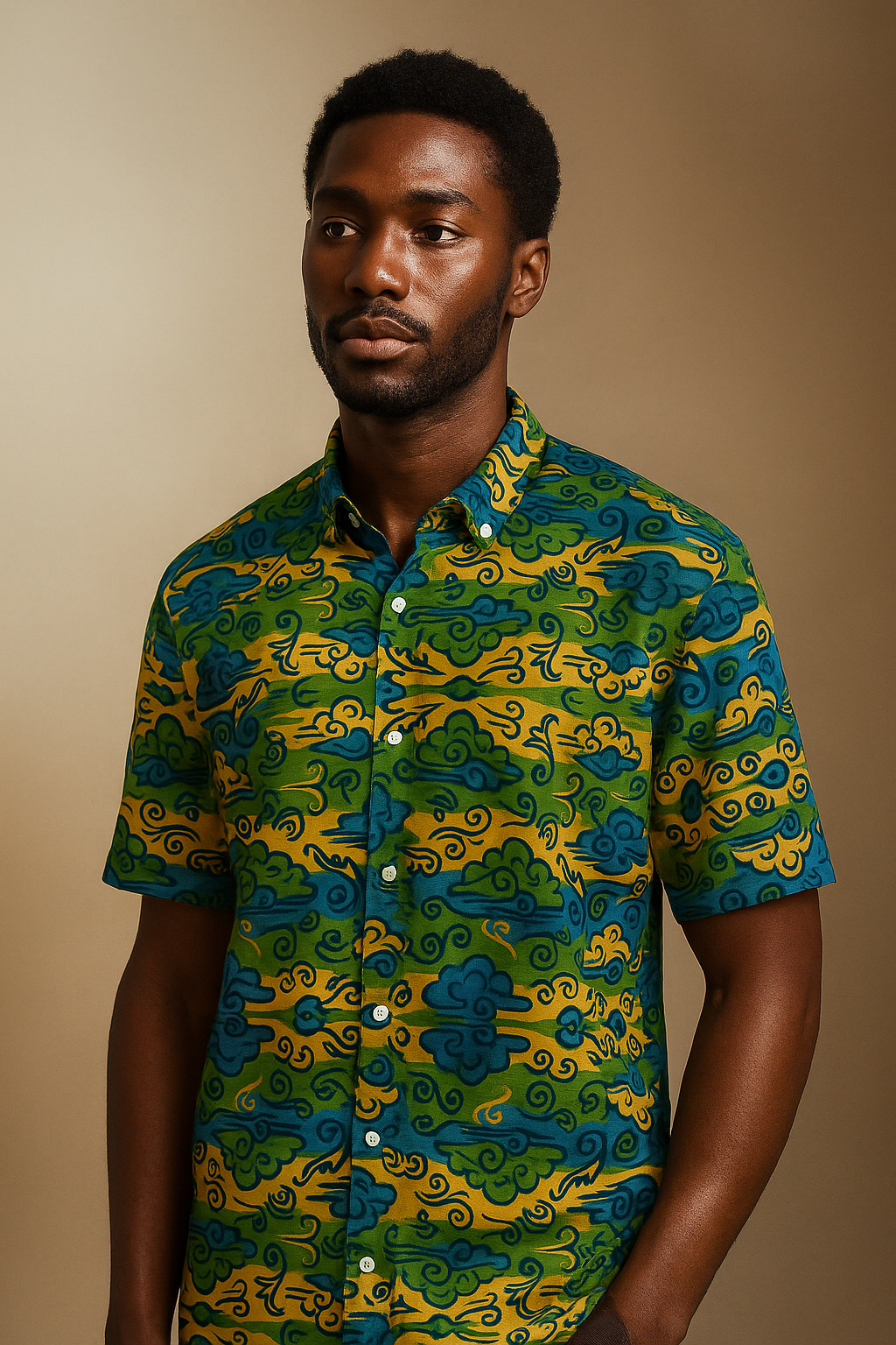 La chemise “Essondo” portée avec sobriété et prestance. Lumière douce, fond neutre, et élégance silencieuse : l’esprit du vent de Libreville dans un regard.
