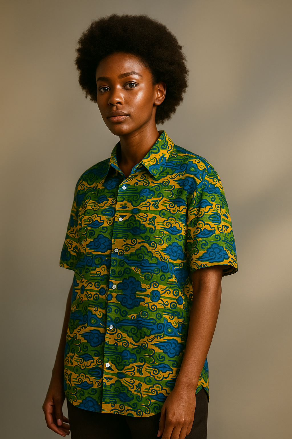 Une élégance apaisée, une lumière dorée sur la peau. La chemise “Essondo” comme un souffle d’harmonie entre force et douceur.