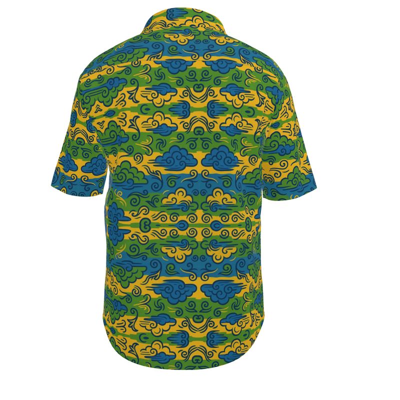 Vue de dos, la chemise révèle toute la symétrie de son imprimé. Un paysage textile inspiré du ciel gabonais, entre fluidité et structure.