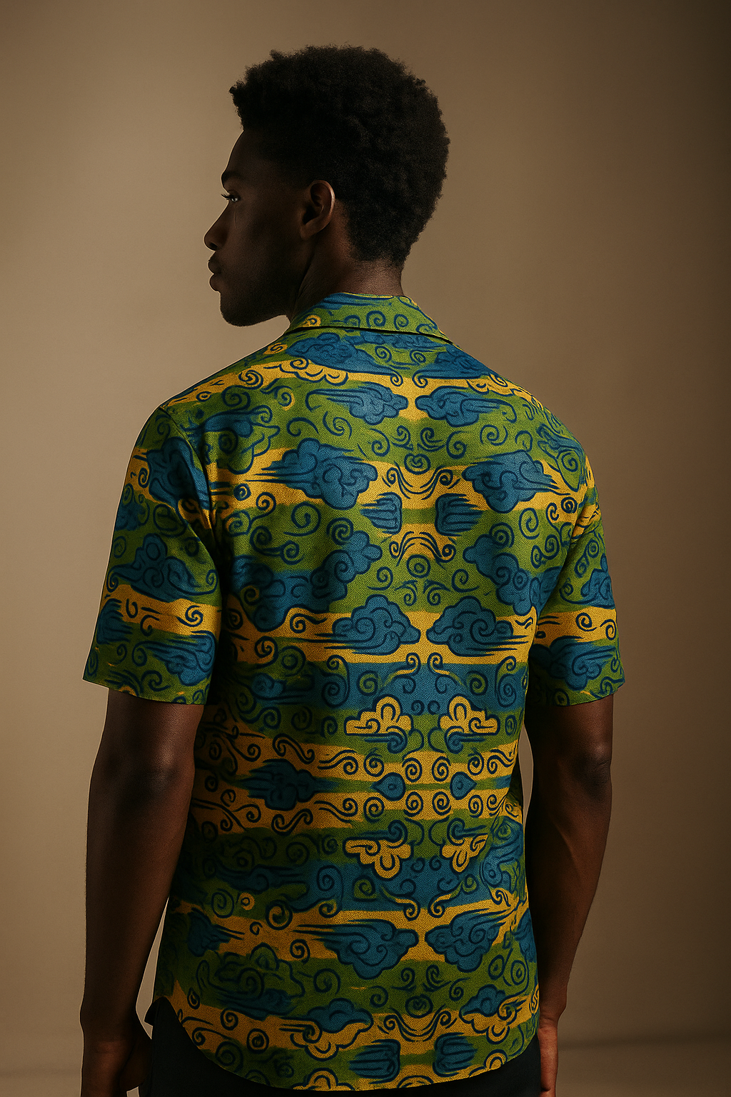 Le dos de la chemise dévoile la puissance tranquille du design. Entre équilibre, mouvement et élégance solaire, l’empreinte du vent se fait matière.