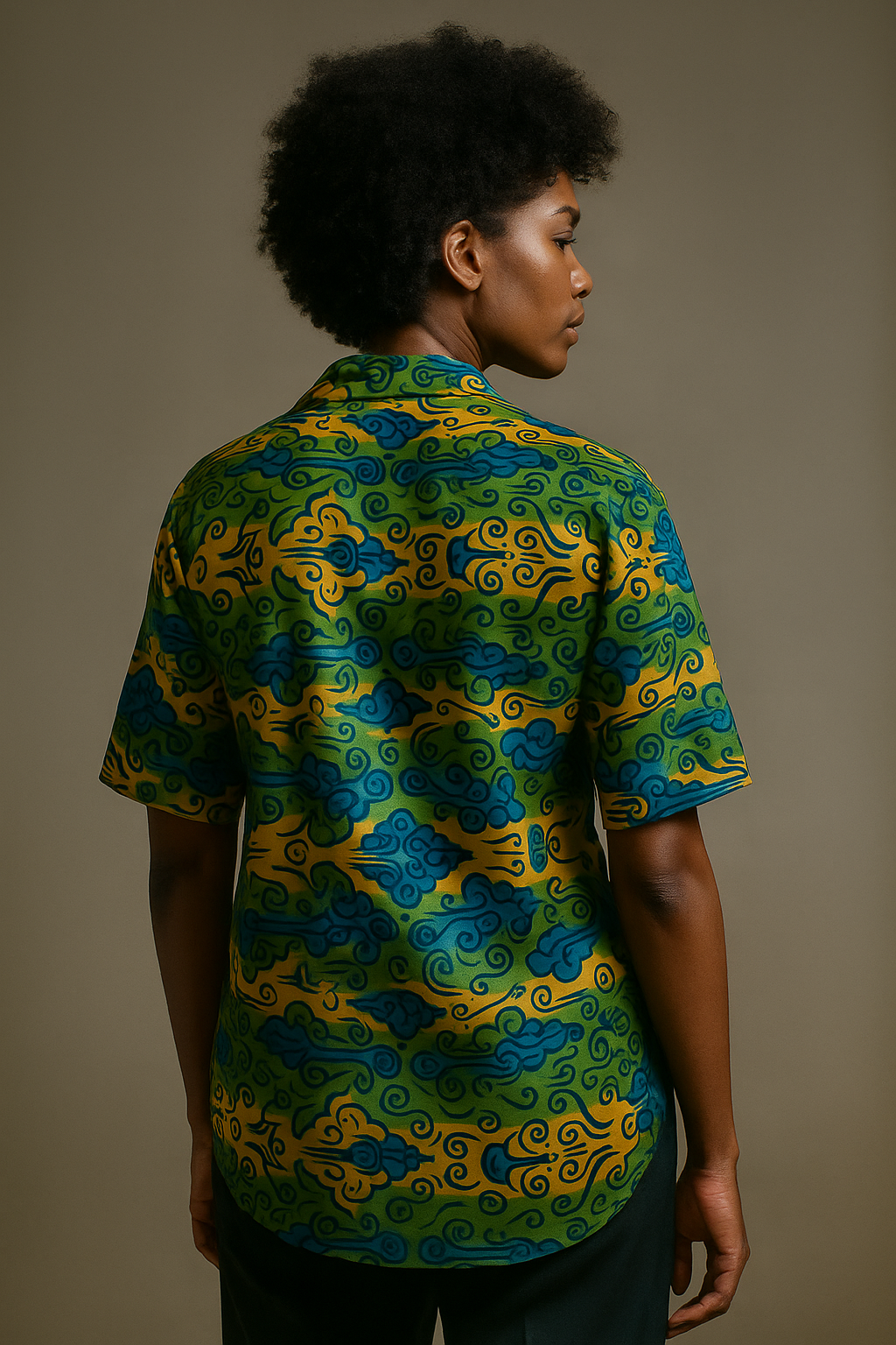 Vue arrière de la chemise portée. Le motif se déploie comme une carte céleste : le vent devient visible, le textile respire.