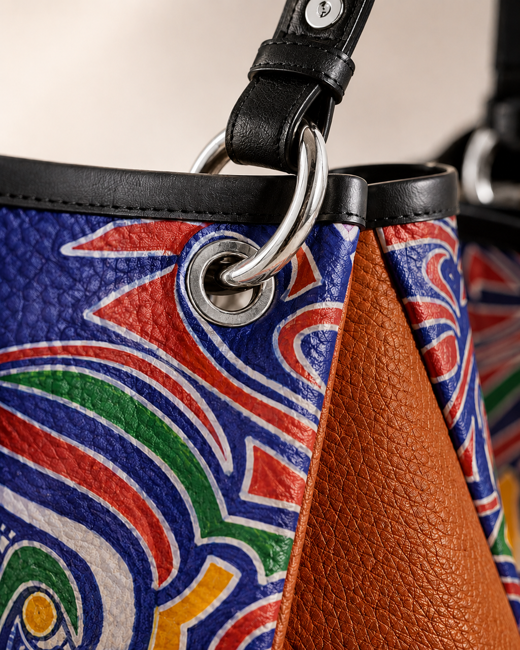 Les détails font la différence. Découvrez les finitions haut de gamme, les coutures précises et les anneaux métalliques argentés qui soulignent le caractère luxueux de ce sac cabas conçu pour durer et traverser les saisons.