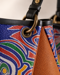 Les détails font la différence. Découvrez les finitions haut de gamme, les coutures précises et les anneaux métalliques argentés qui soulignent le caractère luxueux de ce sac cabas conçu pour durer et traverser les saisons.