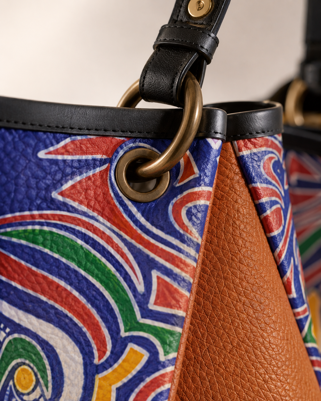 Les détails font la différence. Découvrez les finitions haut de gamme, les coutures précises et les anneaux métalliques argentés qui soulignent le caractère luxueux de ce sac cabas conçu pour durer et traverser les saisons.