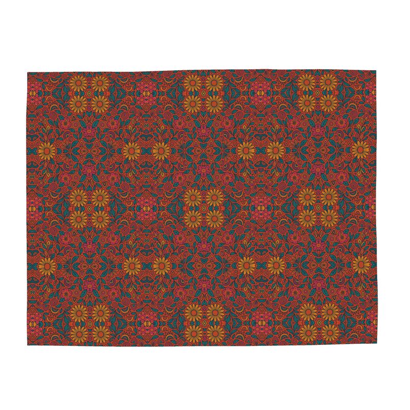 Carré de soie 115×115 cm “Solstice en Fleurs” d’Elisabeth Akaia Kai, motif floral rouge et or imprimé bord à bord, présenté plié en triangle avec ourlet mains visible.