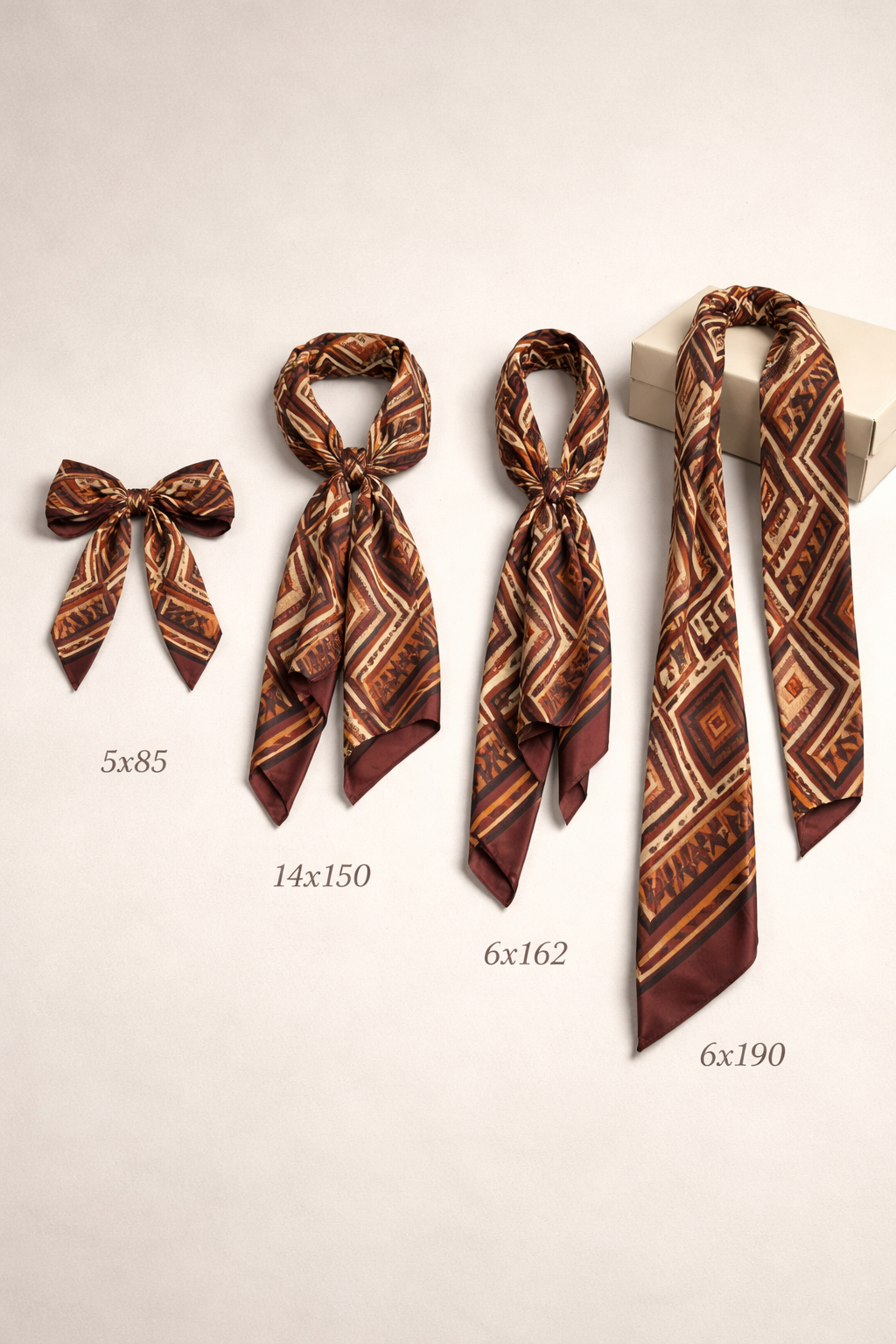 Disponible en plusieurs formats, le foulard Nyara s’adapte à tous les styles : twilly, écharpe fine ou large. Une collection pensée pour multiplier les usages et les expressions.