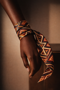Noué au poignet, le foulard Nyara devient un bijou textile. Un accessoire de mode en soie, élégant et polyvalent, pour une signature discrète et raffinée.