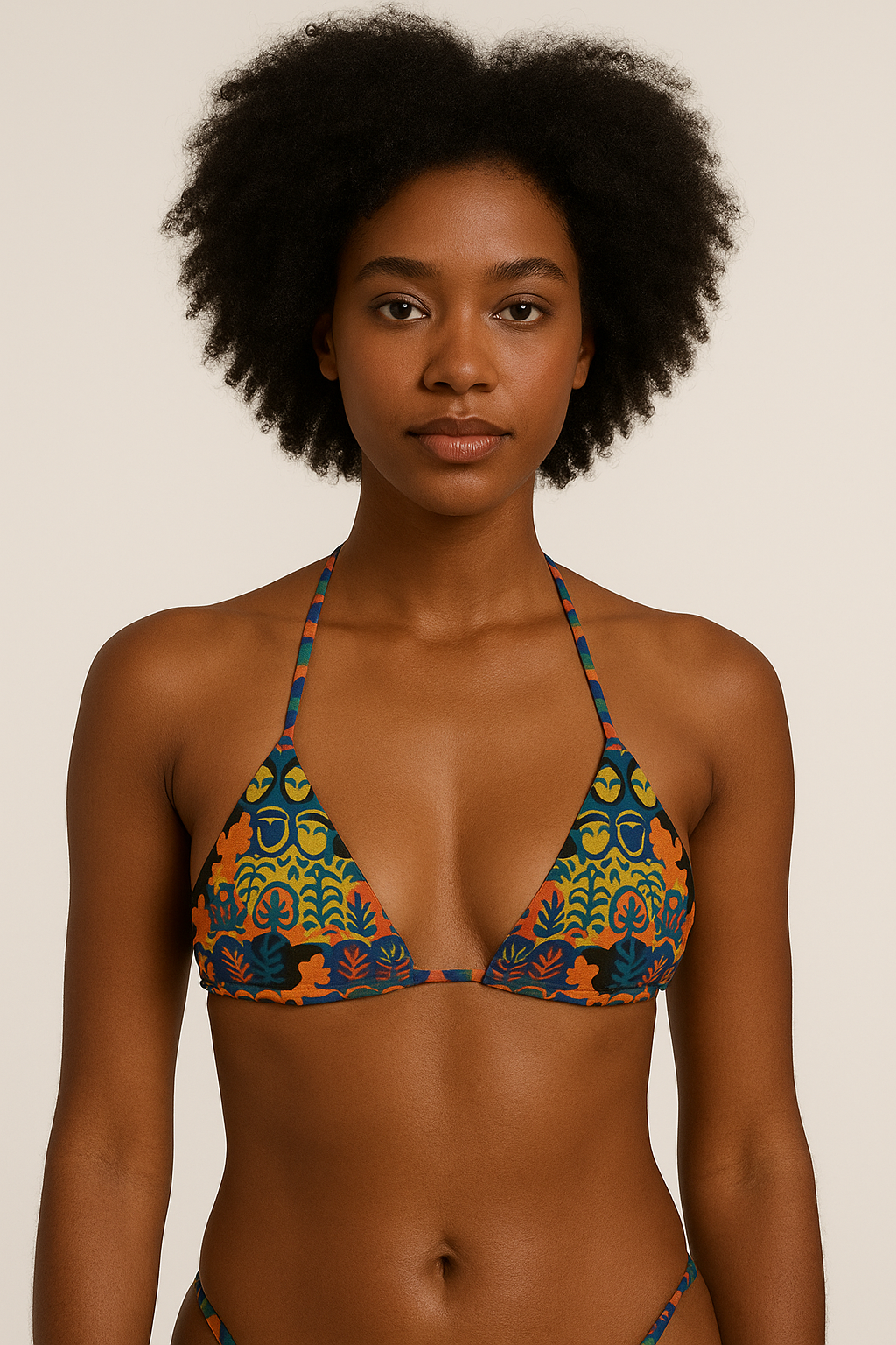 Mannequin afro portant le haut de bikini triangle Isla Sol, imprimé artistique multicolore, prise de vue studio sur fond neutre – mode éthique afro-luxe