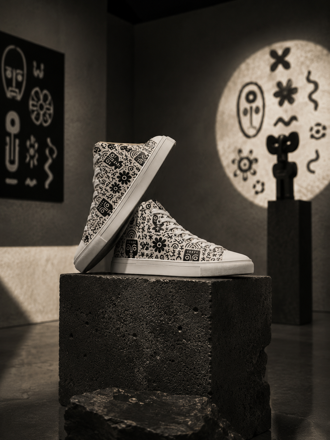 Les sneakers IKARÉ deviennent une sculpture contemporaine dans une mise en scène inspirée des galeries d’art et de l’architecture brutaliste.