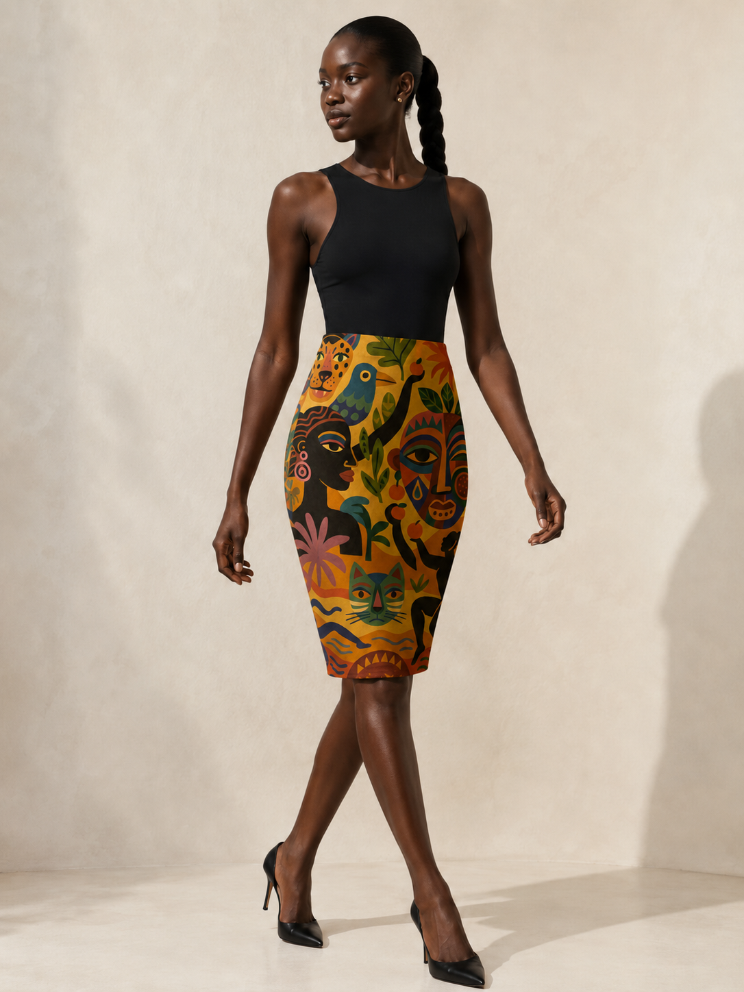 Mannequin marchant dans un studio ivoire avec la Jupe Crayon Tanéa et un body noir, révélant la coupe ajustée et la souplesse du textile.