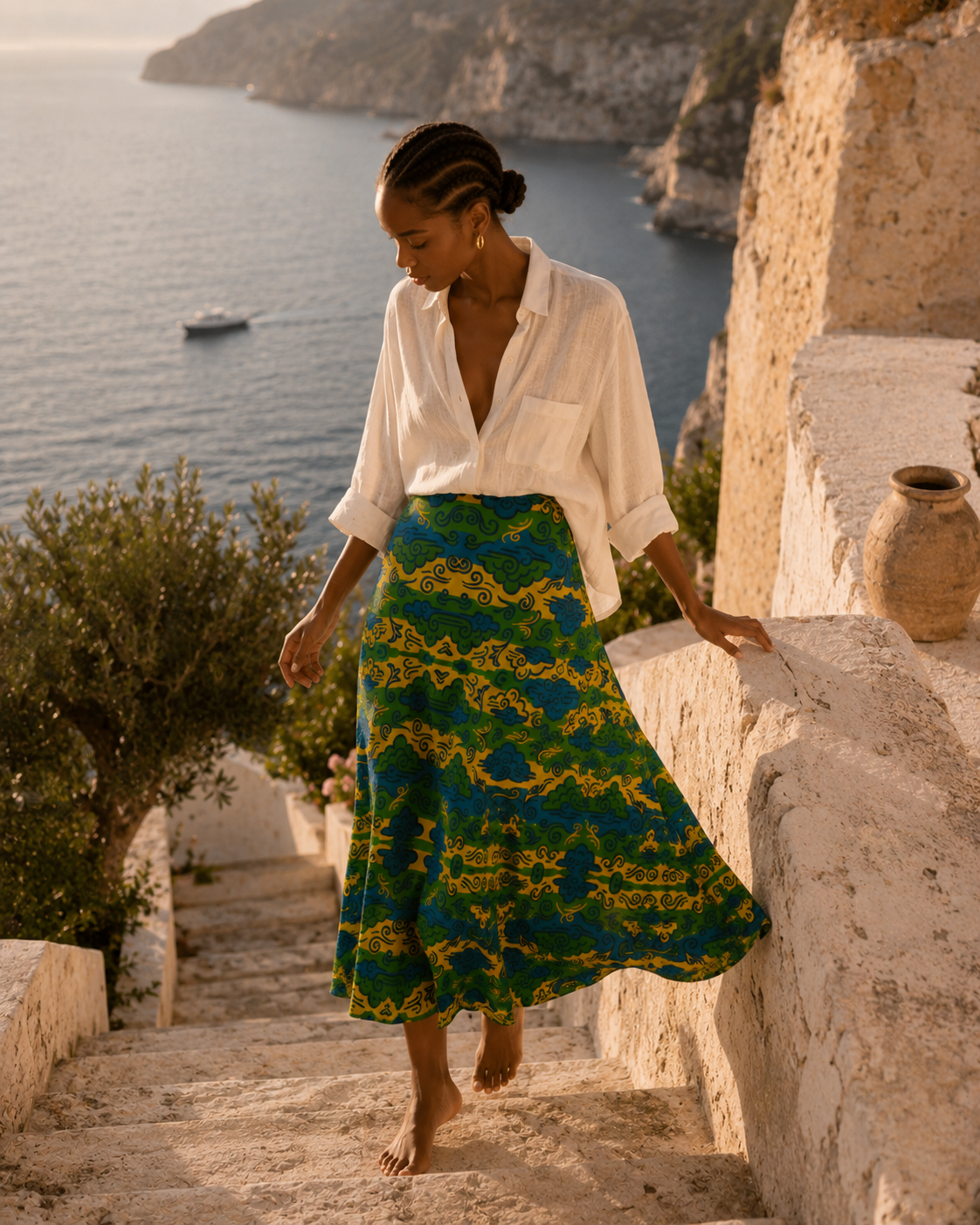 La jupe Essondo accompagne chaque mouvement avec légèreté. Son imprimé vibrant évoque les paysages baignés de soleil et les horizons lointains. Une pièce de luxe conçue en édition limitée pour les femmes en quête d’originalité.
