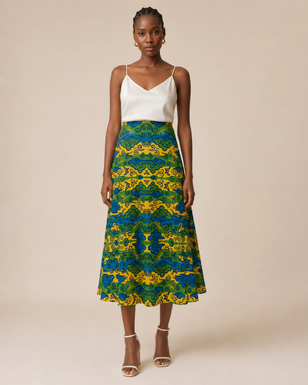 La jupe Essondo portée met en lumière sa silhouette fluide et son imprimé exclusif inspiré de l’art et du voyage. Une création Élisabeth Akaïa Kaï réalisée en édition limitée pour un vestiaire singulier et raffiné.