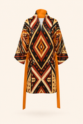 Vue face du kimono Nyara longueur genou avec ceinture, manches larges et imprimé géométrique exclusif Elisabeth Akaia Kai.