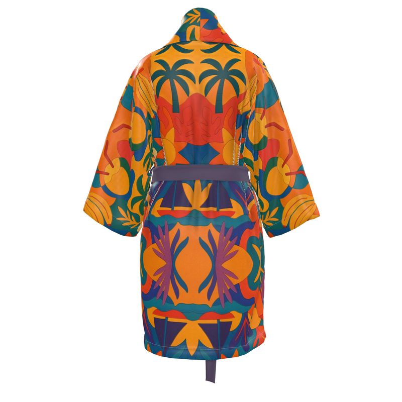 Mannequin portant le Kimono Palma Aurea signé Élisabeth Akaïa Kaï, peignoir de luxe unisexe à imprimé tropical, confectionné à la main dans un tissu raffiné.