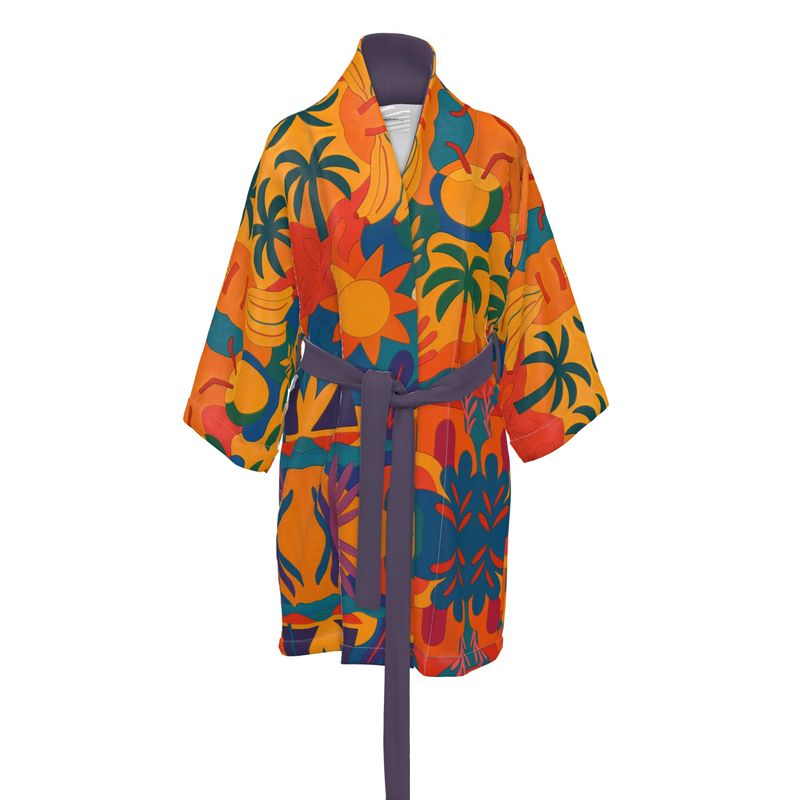 Mannequin portant le Kimono Palma Aurea signé Élisabeth Akaïa Kaï, peignoir de luxe unisexe à imprimé tropical, confectionné à la main dans un tissu raffiné.