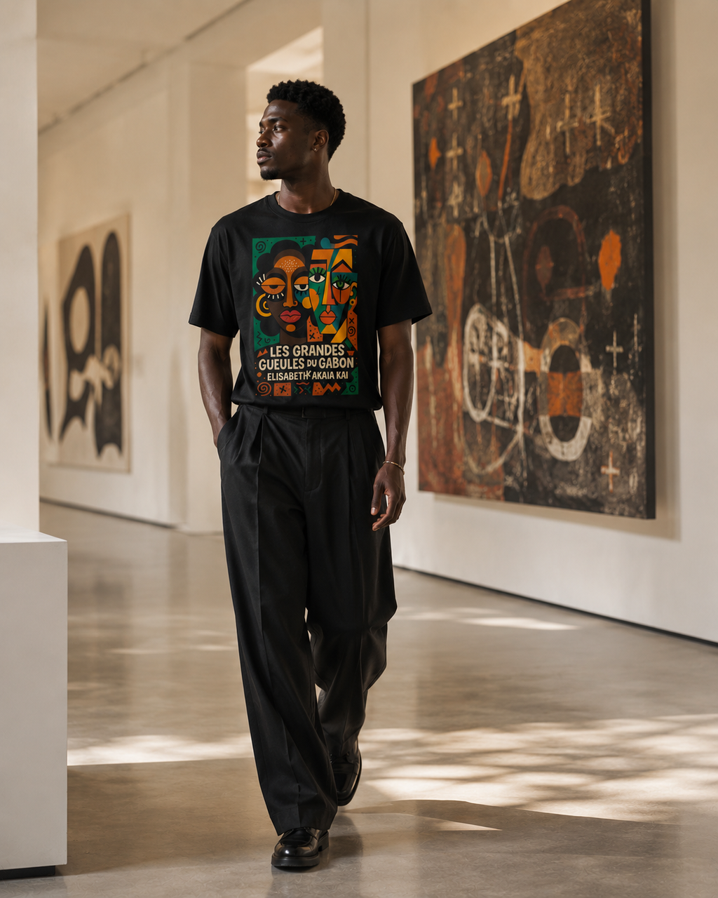 Mannequin noir marchant dans une galerie d’art en portant le t-shirt Les Grandes Gueules du Gabon signé Élisabeth Akaïa Kaï.