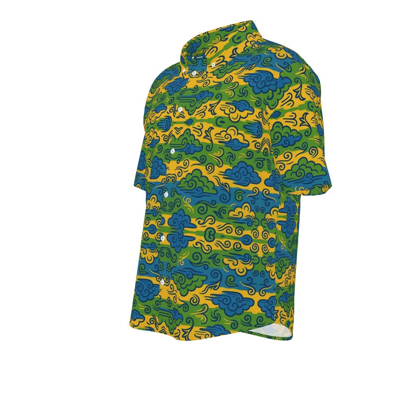 Sous l’éclairage neutre du studio, la chemise Essondo révèle ses motifs ondoyants — une harmonie entre structure et fluidité, entre art et portabilité.