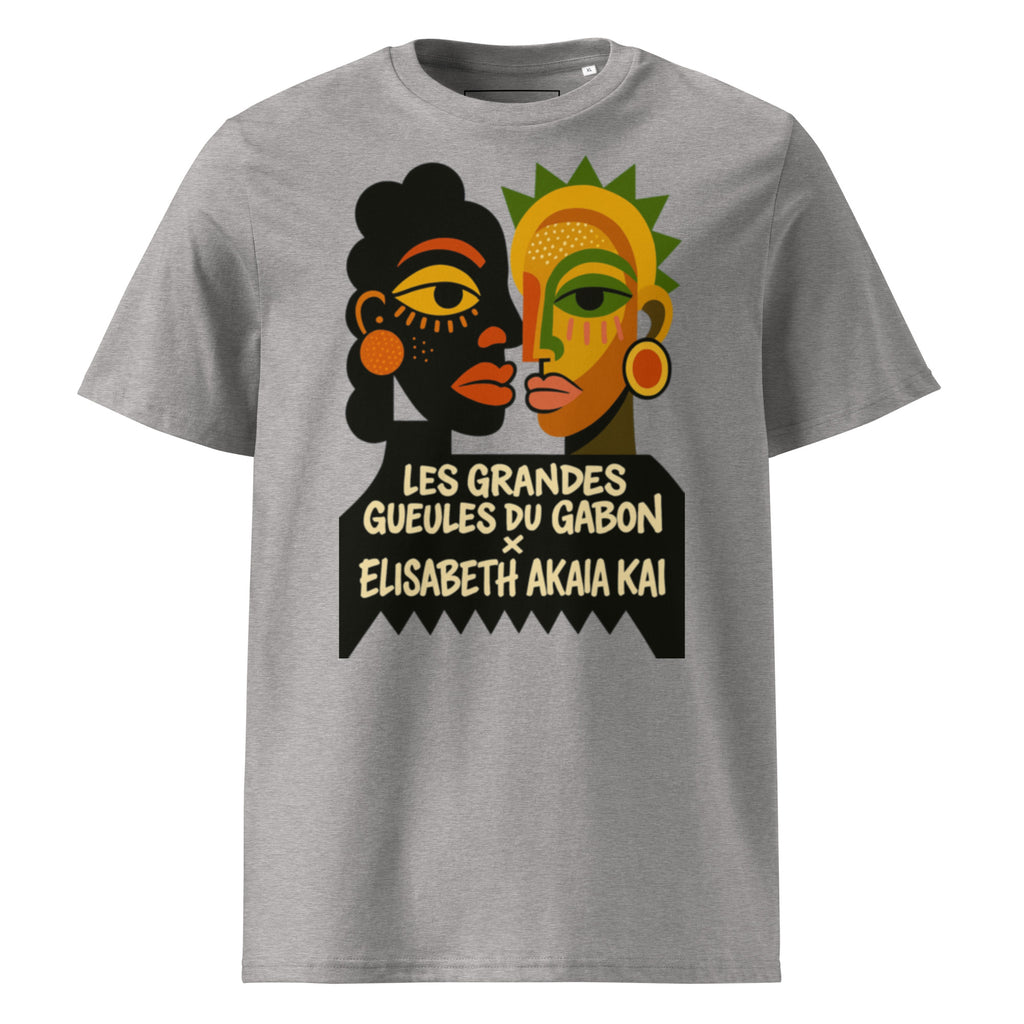 Un essentiel du vestiaire masculin réalisé en coton biologique certifié, alliant confort, qualité et expression artistique.