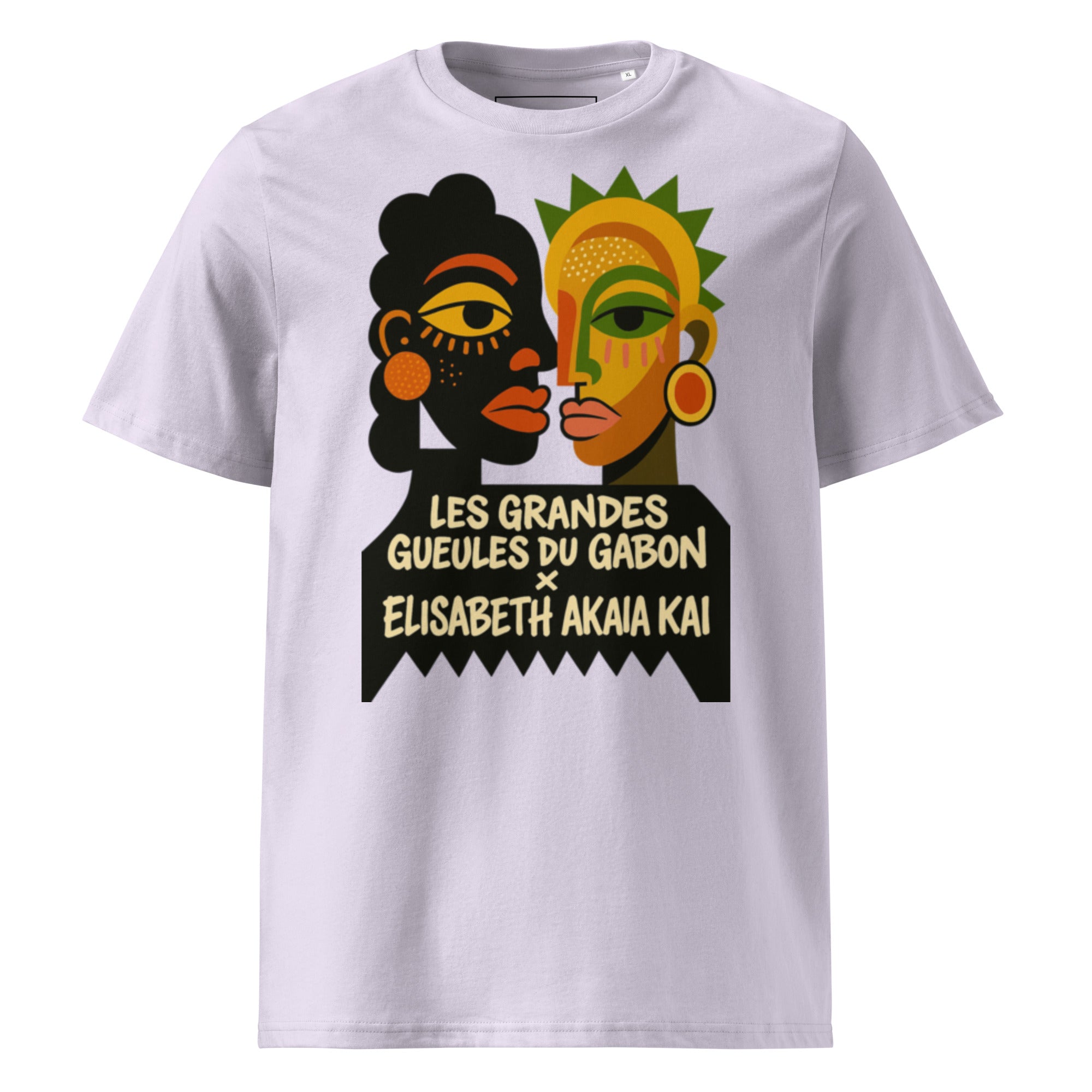 Une teinte délicate qui contraste avec la puissance du visuel et affirme l'identité créative d'Élisabeth Akaïa Kaï.