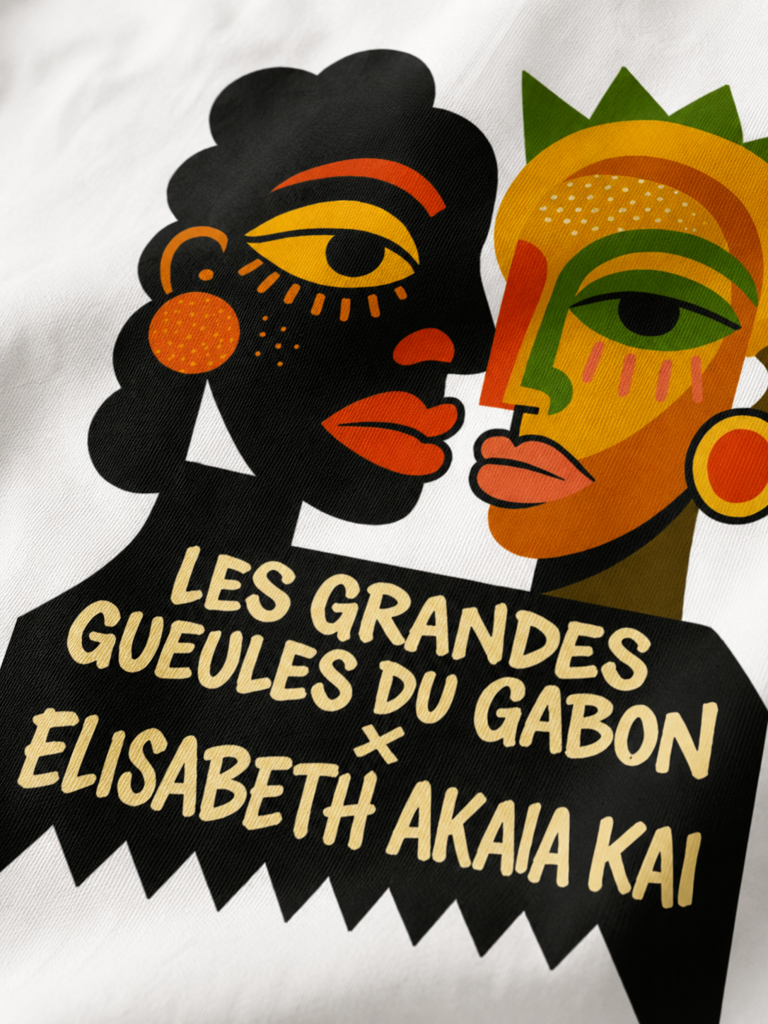 Vue de face du t-shirt MEBOKO. Une pièce en coton biologique premium illustrée par une œuvre graphique exclusive issue de la collaboration Les Grandes Gueules du Gabon × Élisabeth Akaïa Kaï.