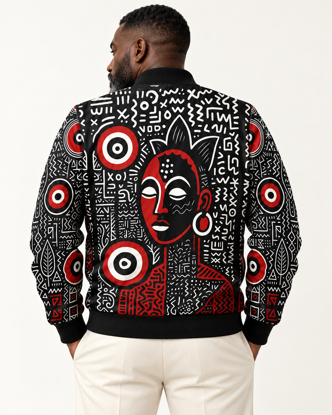 Vue de dos de la veste bomber MUBÈNI portée par un homme, révélant un portrait féminin stylisé rouge et noir entouré de motifs graphiques blancs, création Élisabeth Akaïa Kaï.