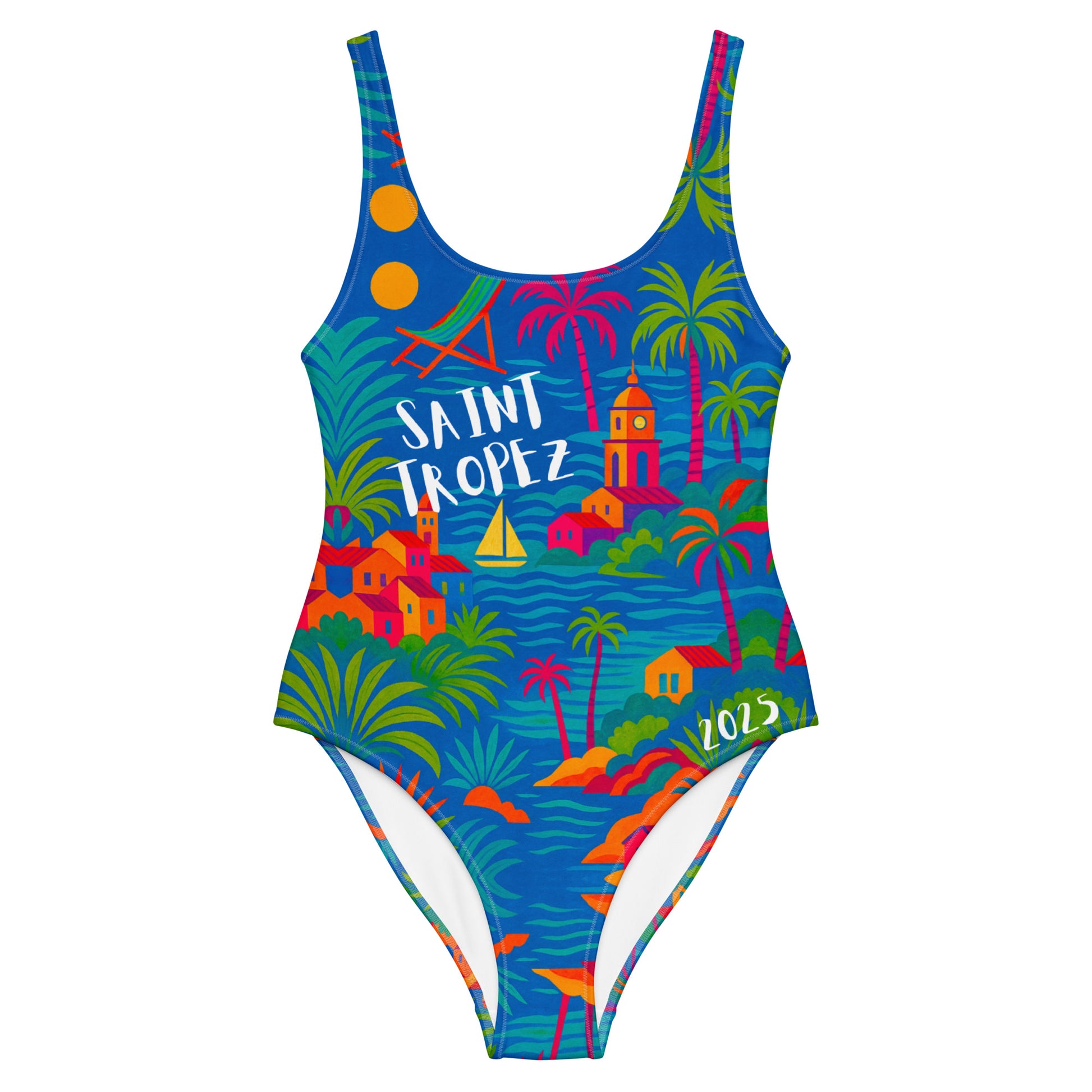 Maillot de bain une-pièce coloré porté avec un paréo fluide et des mules, sur une femme au teint mat dans un décor de plage privée chic – Collection Saint-Tropez signée Élisabeth Akaïa Kaï
