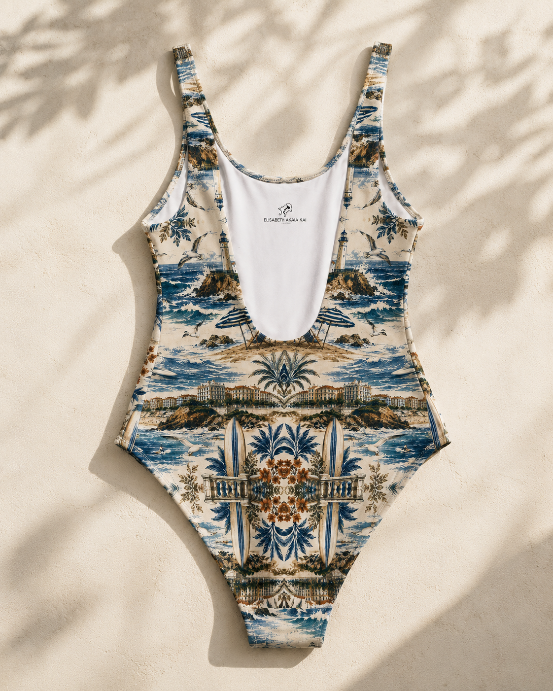 Vue avant du maillot de bain une pièce Biarritz Azuréa. Une création exclusive d'ELISABETH AKAIA KAI inspirée de l'océan, de l'architecture balnéaire et de l'art du voyage, conçue dans une approche de luxe responsable.