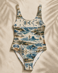 Présentation arrière du maillot de bain une pièce Biarritz Azuréa. Son dos échancré et son imprimé panoramique inspiré de Biarritz offrent une allure élégante et contemporaine.