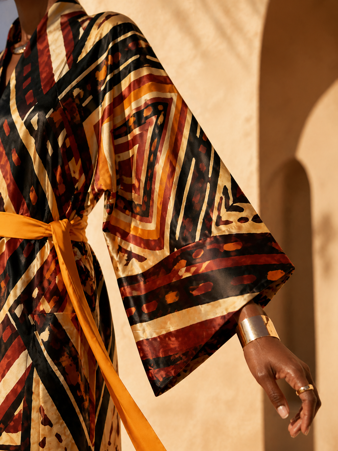 Vue rapprochée des manches du kimono Nyara mettant en valeur le tombé du tissu et les détails du motif.