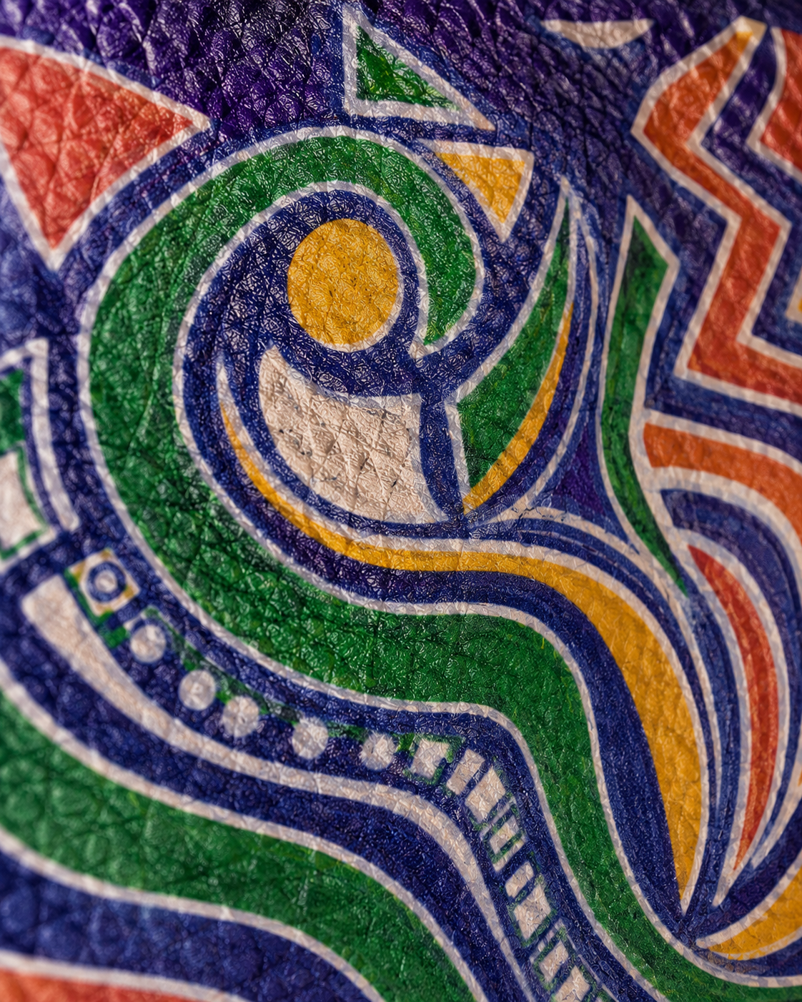 Chaque détail de ce sac révèle un travail graphique inspiré des symboles, des récits et des patrimoines africains. Une création artistique originale imprimée avec précision pour offrir profondeur des couleurs, richesse visuelle et caractère unique.