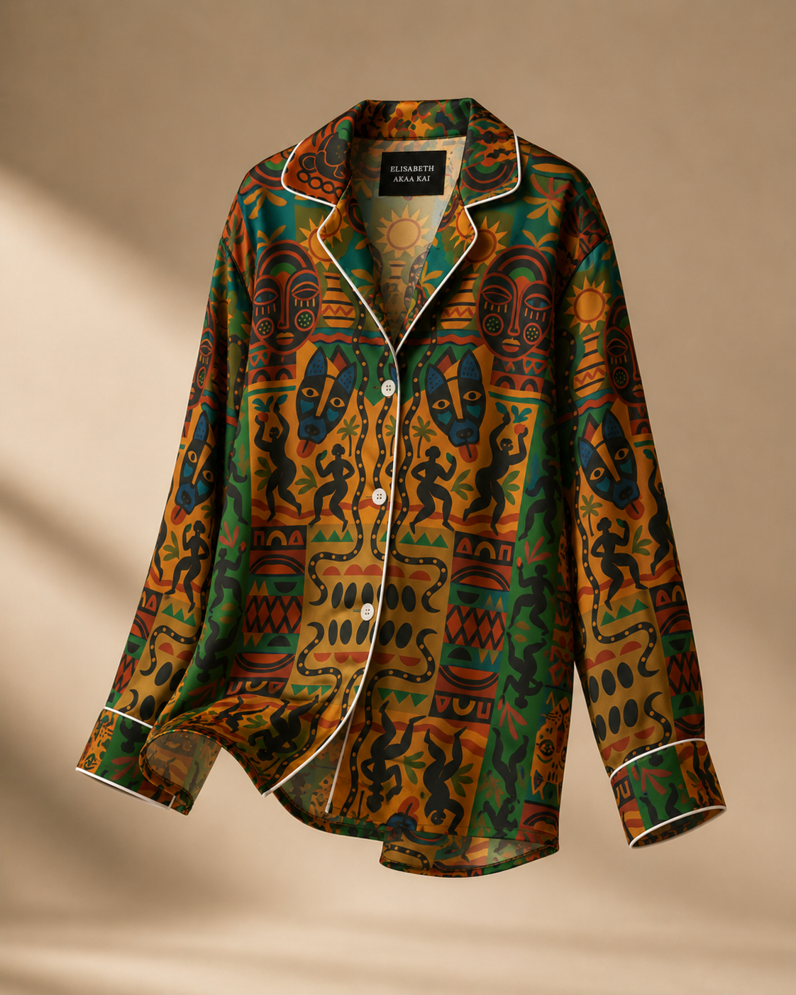 Le dos révèle toute la puissance graphique de la création.
Une composition symétrique inspirée des arts symboliques africains, pensée comme une fresque textile contemporaine.