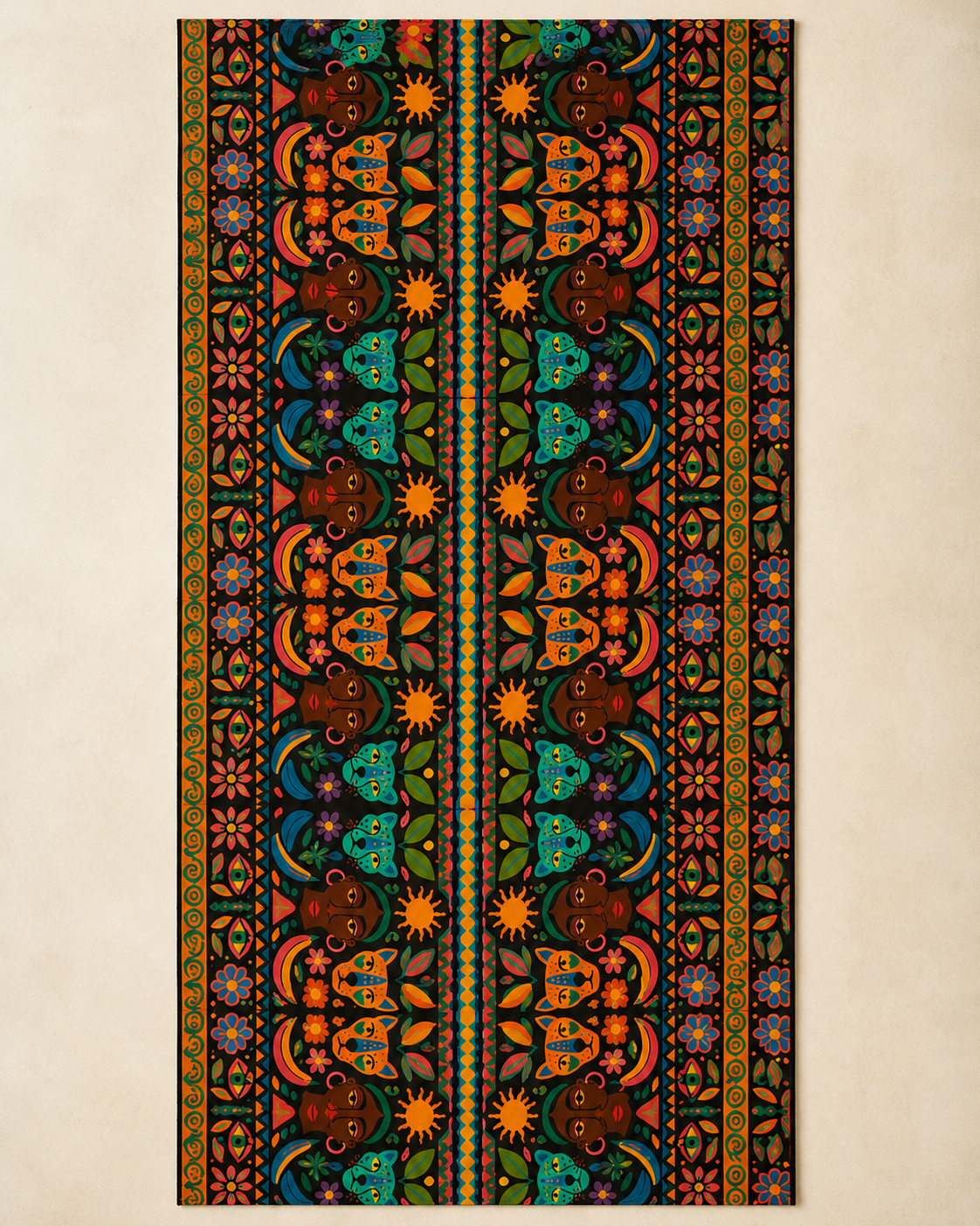 Vue intégrale du pagne Okoumea mettant en avant son motif exclusif sur toute sa longueur. Cette photographie permet d'apprécier l'équilibre de la composition, les détails graphiques et la qualité d'impression du coton.