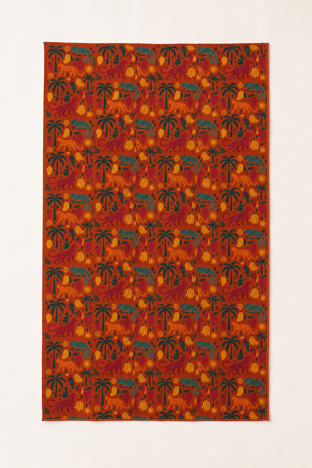 Découvrez le pagne Éden Élisabeth Akaïa Kaï dans sa version intégrale. Son motif tropical all-over mêlant palmiers, félins, caméléons, toucans et fruits exotiques révèle toute la richesse d'une création textile inspirée des paysages équatoriaux.