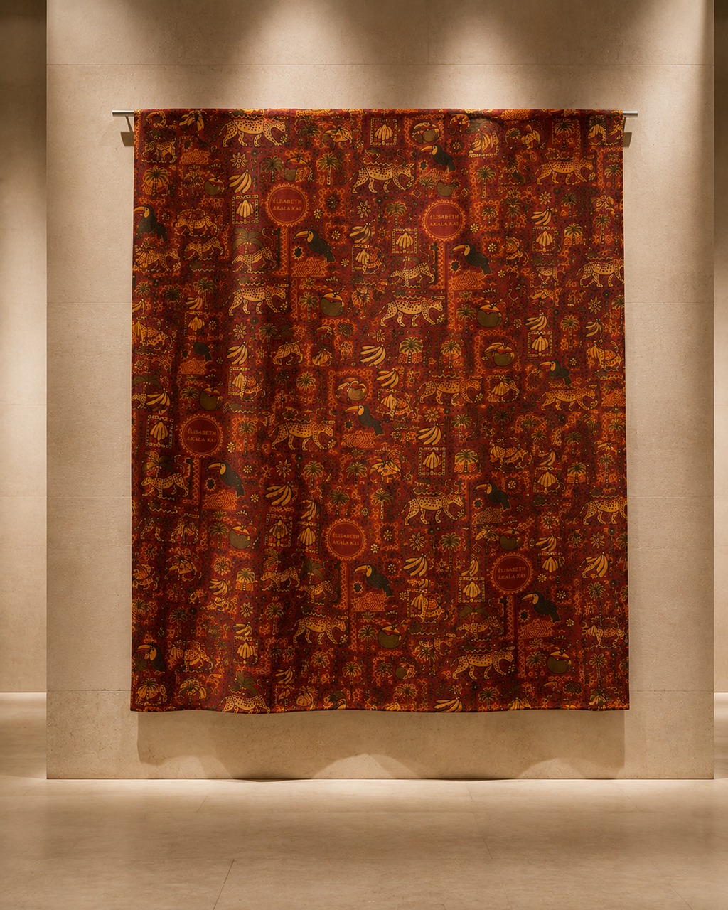 Présenté comme une pièce de galerie, le pagne Palma Aurea affirme sa dimension artistique. Son motif exclusif et son esthétique contemporaine font de cette création un véritable objet de collection.