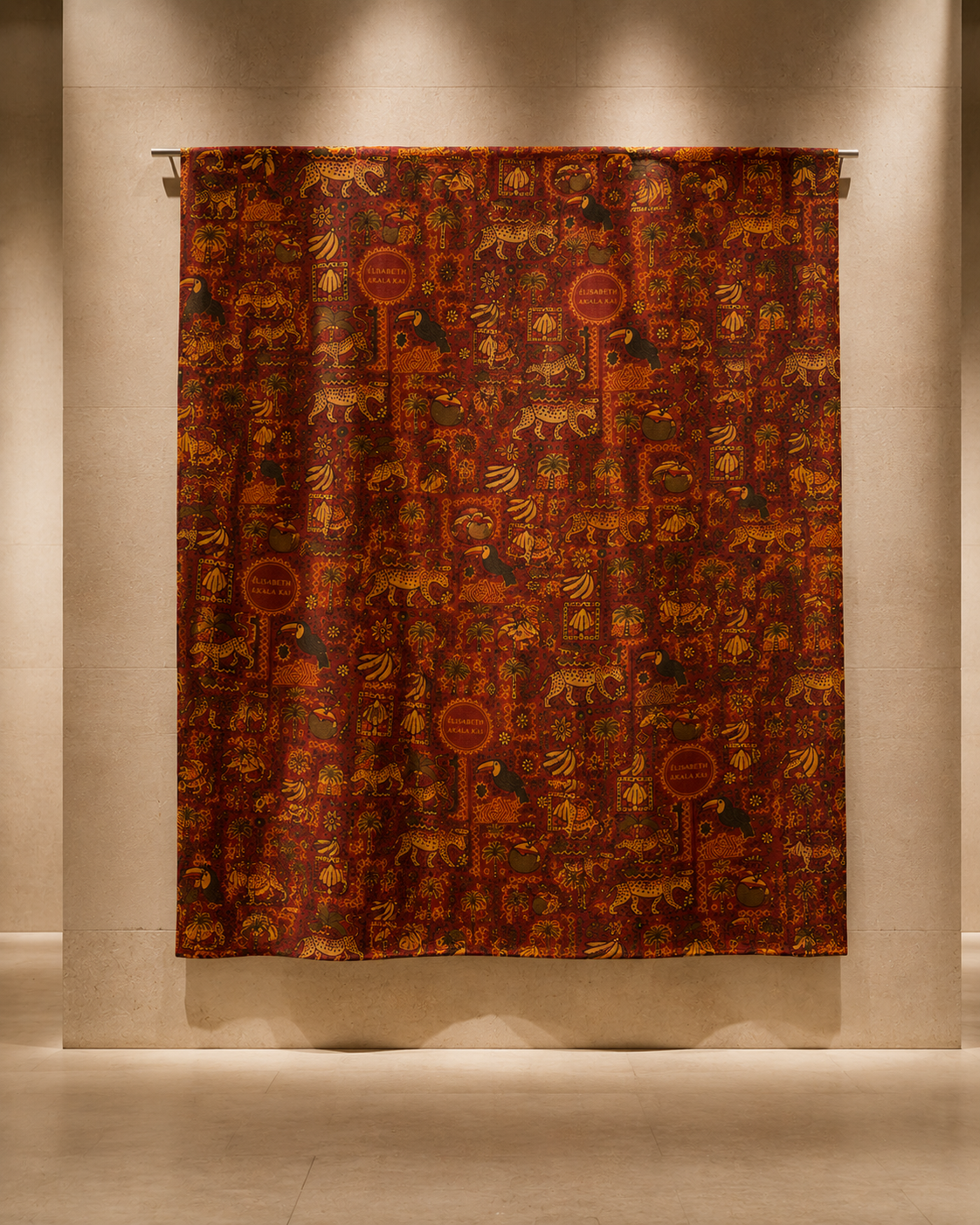 Présenté comme une pièce de galerie, le pagne Palma Aurea affirme sa dimension artistique. Son motif exclusif et son esthétique contemporaine font de cette création un véritable objet de collection.
