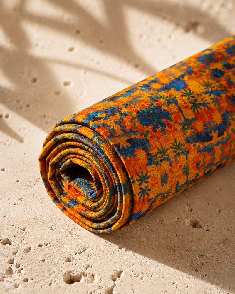 Le pagne Palma Aurea est presente roule afin de reveler la continuite de son motif artistique et la souplesse naturelle de son coton. Une creation textile elegante et intemporelle.