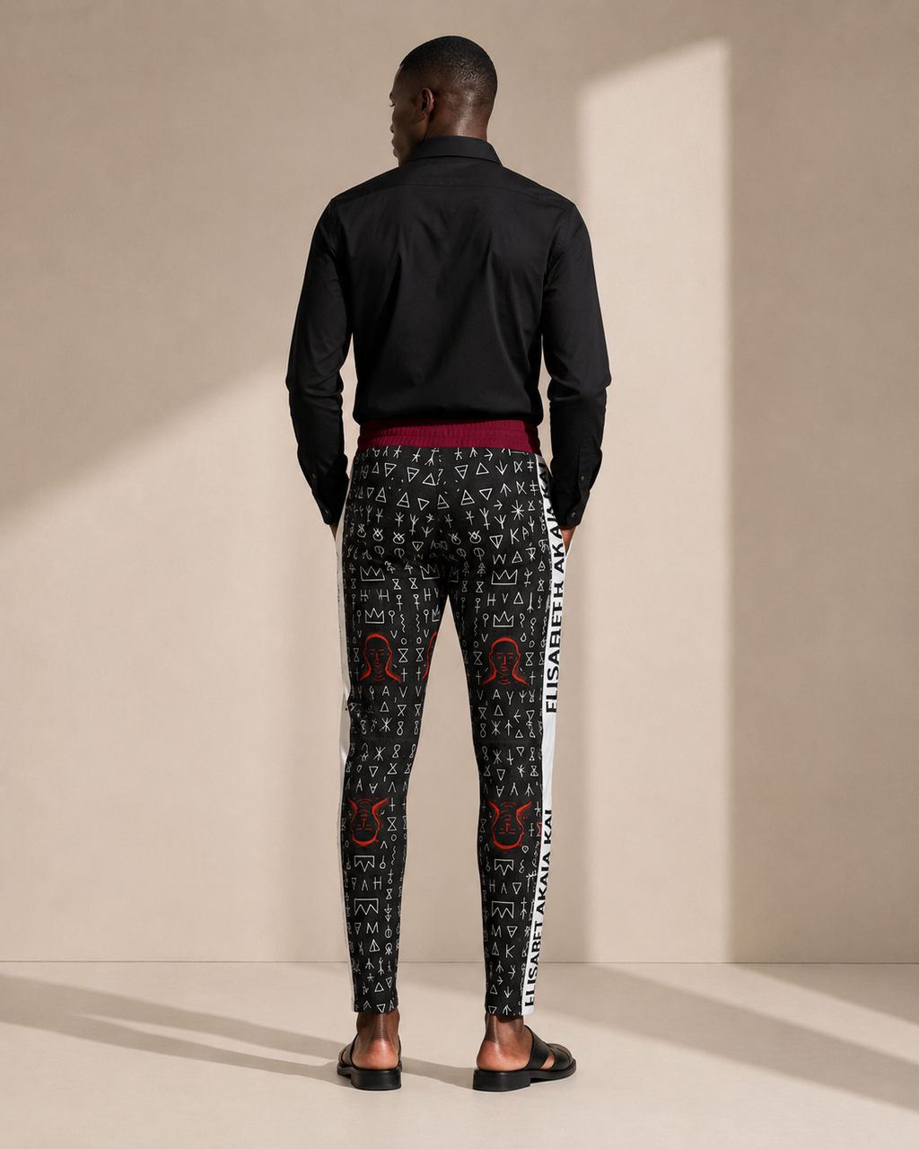 Vue arrière du pantalon Boma mettant en valeur ses motifs graphiques et ses illustrations exclusives. Une création artistique pensée pour se distinguer avec élégance.