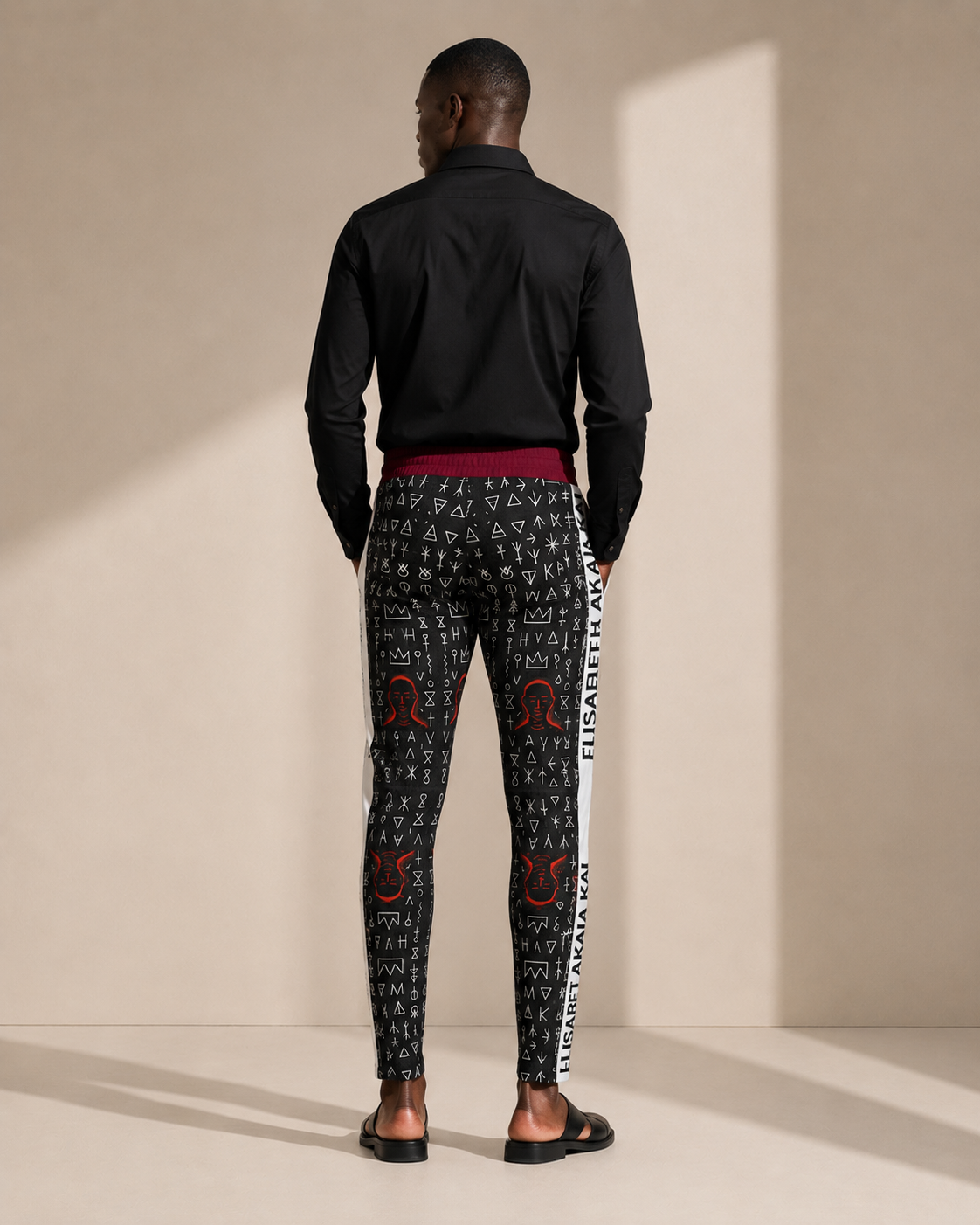 Vue arrière du pantalon Boma mettant en valeur ses motifs graphiques et ses illustrations exclusives. Une création artistique pensée pour se distinguer avec élégance.