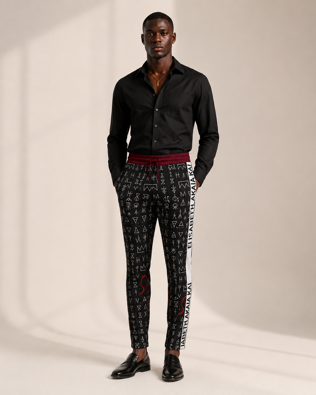 La silhouette du pantalon Boma révèle un travail minutieux sur les proportions et les détails. Sa bande latérale signature souligne l'identité forte de la maison Élisabeth Akaïa Kaï.
