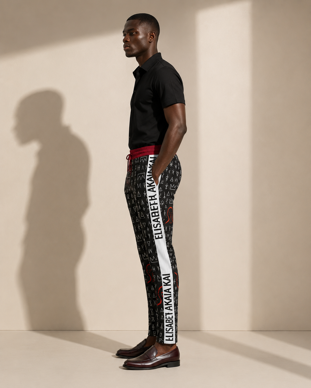 Vue arrière du pantalon Boma mettant en valeur ses motifs graphiques et ses illustrations exclusives. Une création artistique pensée pour se distinguer avec élégance.