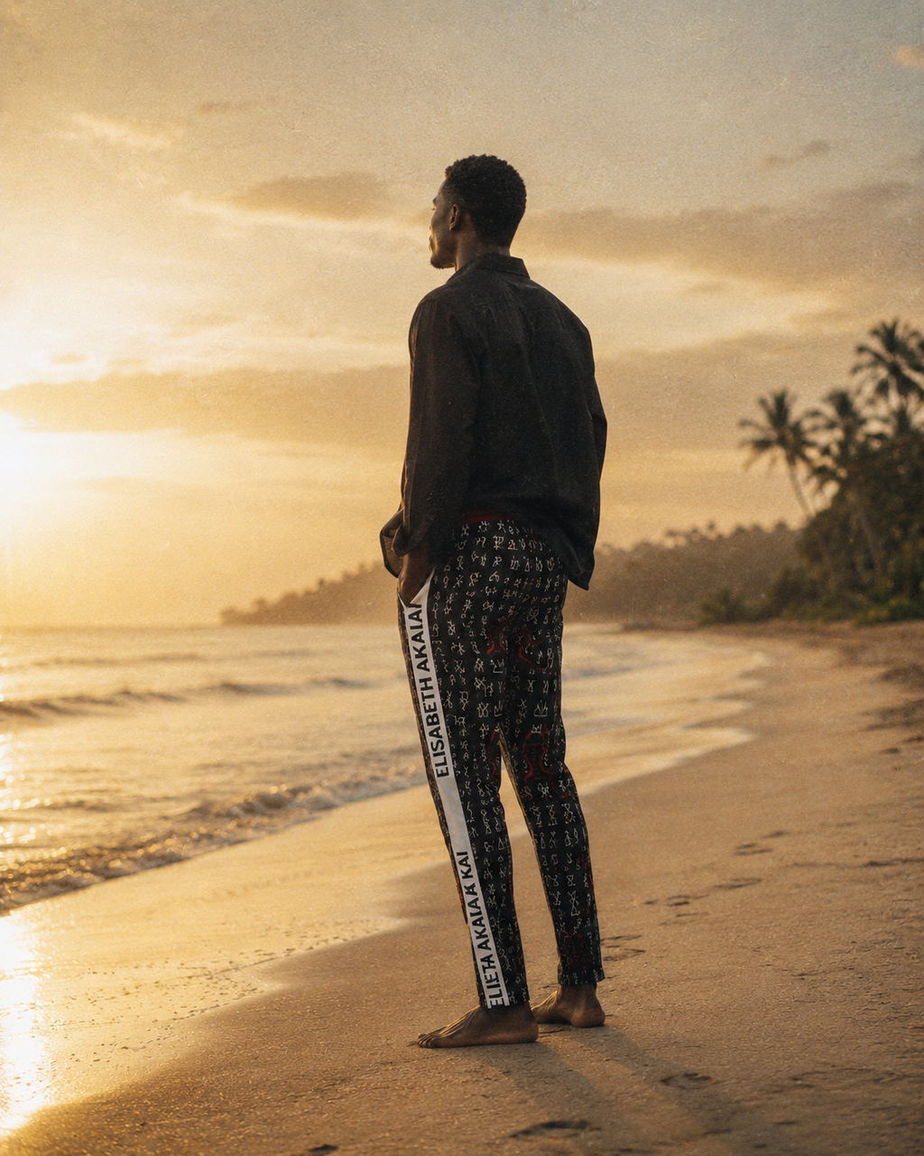Découvrez le pantalon Boma dans sa version iconique. Motifs graphiques exclusifs, ceinture bordeaux signature et coupe contemporaine composent cette pièce produite en édition limitée.